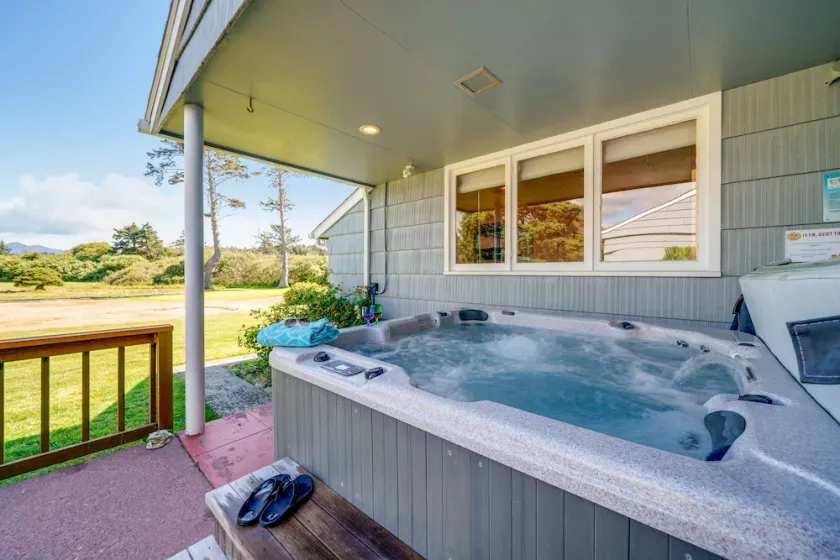 SeaView:}Hot-Tub~StepsToBeach~Ocean/Mt/Golf Views!~Bikes~DogsOK~Cornhole-Patio - Image 1