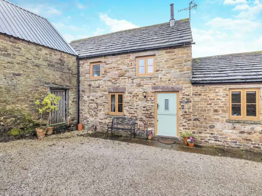 2 bedroom accommodation in Cutthorpe, near Chesterfield - Image 1