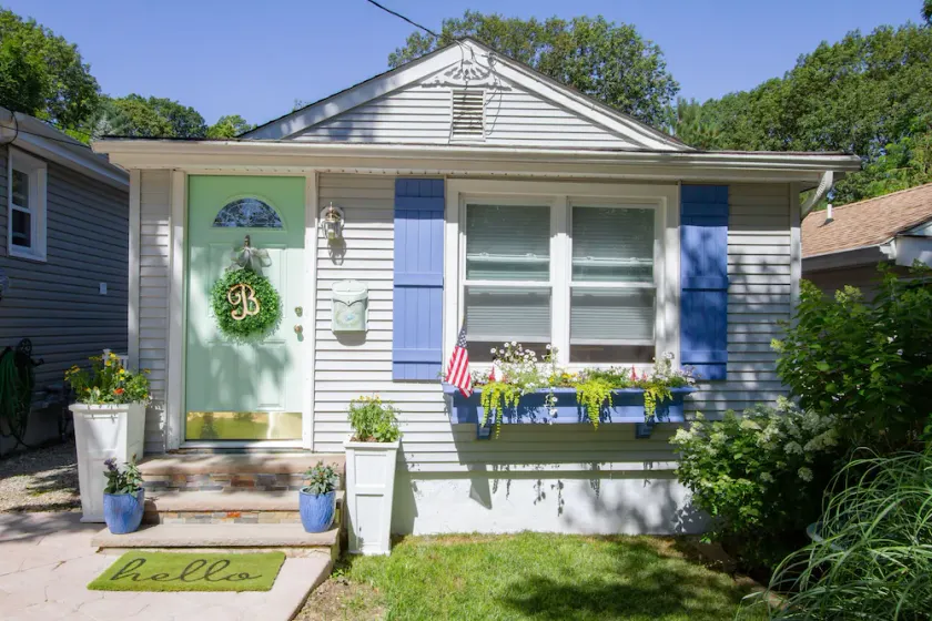 Cheerful 2-bedroom shore cottage with free parking - Image 1