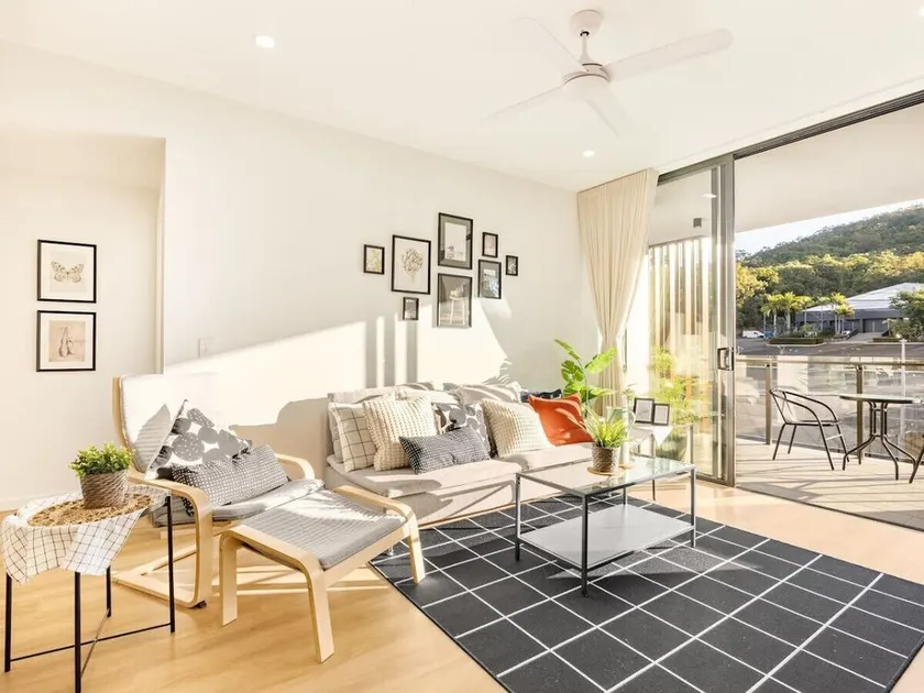 Mint New Stylish 3Beds Apt View/ Shops/Highway! - Image 1