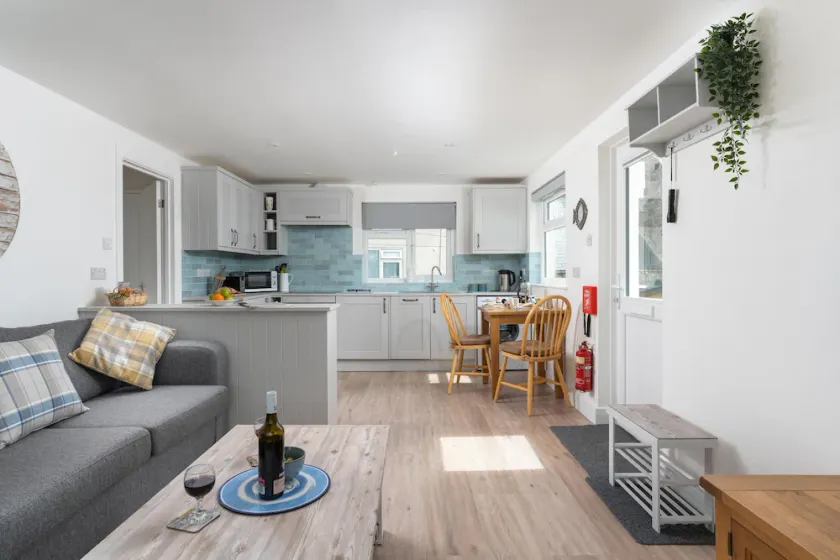 Tide View - stylish apartment with sea views and parking, moments to the beach - Image 1