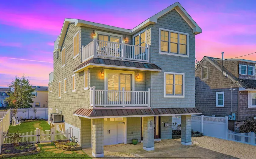 Oceanside fully remodeled home with new furniture. Only 4 houses to the beach! - Image 1