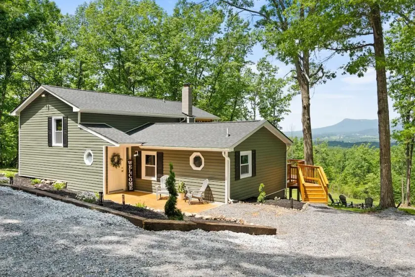 NEW STUNNING VIEW OVERLOOK MASSANUTTEN with HOT TUB and Adjoin SHEN NATL PARK! - Image 1