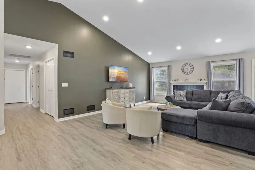 Moxie- w/ Game Room- 4 Kings, Sleeps 15 - Image 1