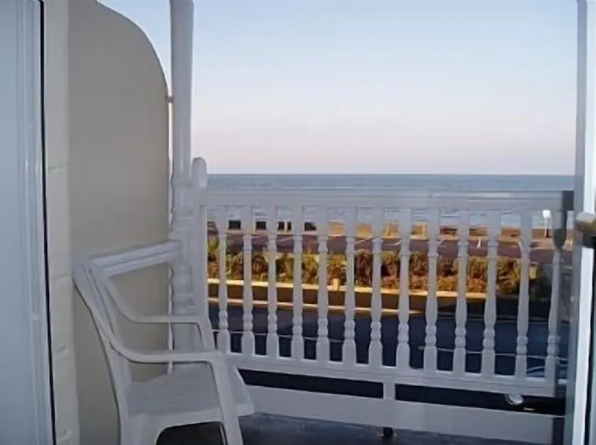 Lejlighed på første sal ved havet med balkon og spektakulær havudsigt. - Image 1