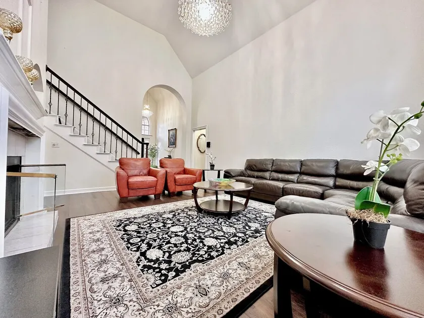 Hot Outdoor Spa, Beautiful 5-bedroom home, Private Green belt backyard - Image 1