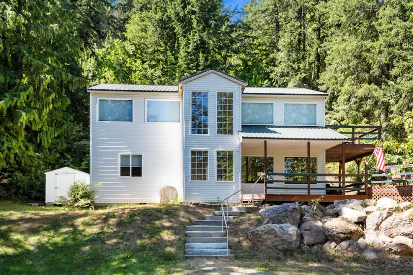 Bright Mountain Stay - Image 1
