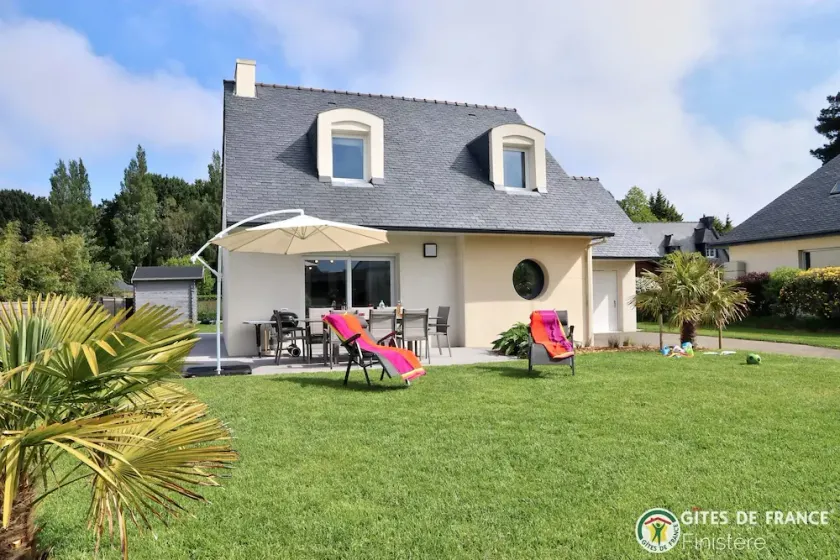 Pretty family home with enclosed garden - Image 1
