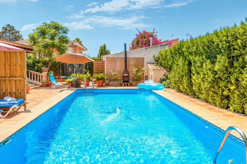 Charming Home with Pool, Generous Terrace, Garden and Wi-Fi - Image 1