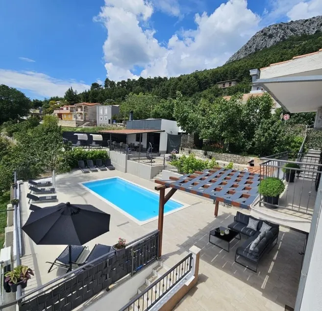 Holiday House Above with pool - Image 1