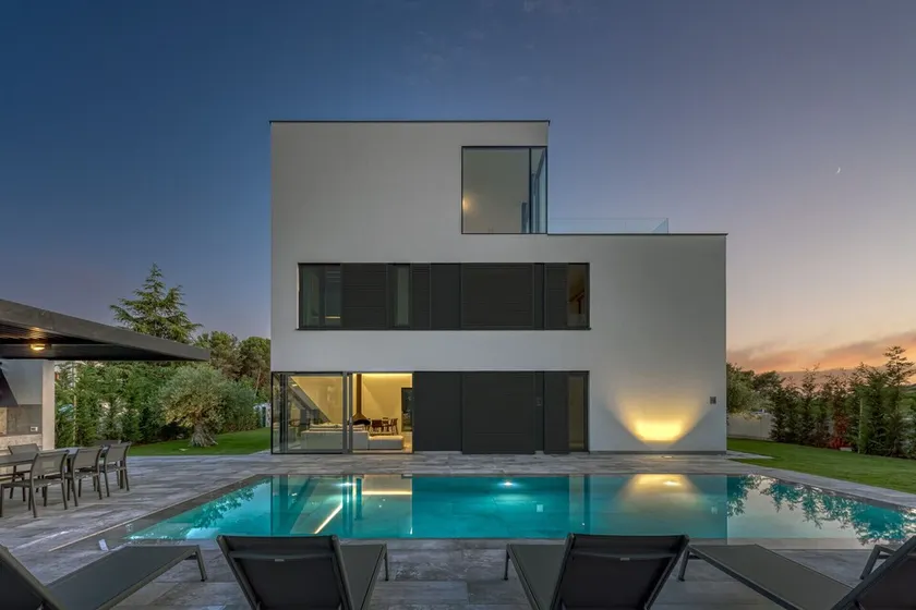 Villa A in Fazana for 8 plus 2 persons with infinity pool only 100 meters from the sea - Image 1
