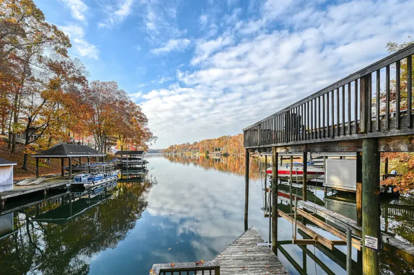 SML Ski School - Pet Friendly Lake Lodge with waterfront deck, firepit, & game room - Image 1