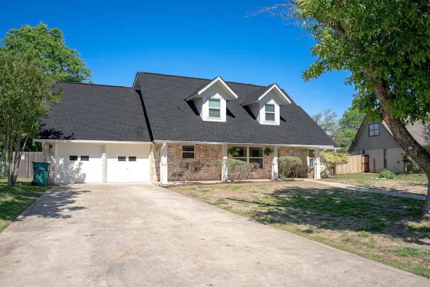 Beautifully remodeled Boerne Charm home located minutes from downtown - Image 1