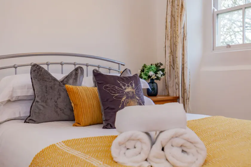Unique and quirky central apartment with parking - Image 1