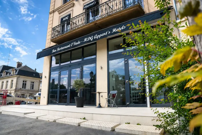 HDG Hôtel Gare de L'Isle Adam Appart's Hotel - Image 1