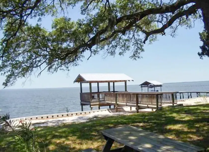 Enjoy serenity and sunsets on Mobile Bay. Dog friendly/fenced yard. - Image 1