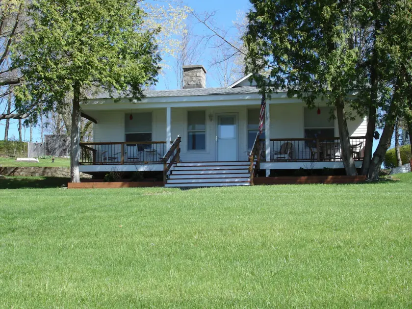 Lovely Cottage, Completely Remodeled Two Bedroom One Bath Can Accommodate Six. - Image 1