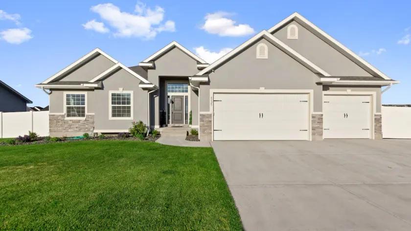Spacious Home with swim spa and games  sleeps 27 - Image 1