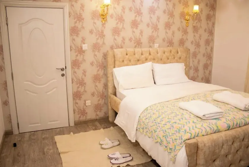 4 luxurious bedrooms all ensuite with a touch of class in Westlands  - Image 1