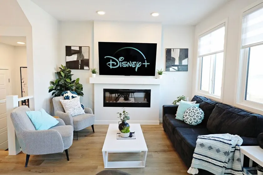 Stylish Home with AC 3 King Beds Garage Disney - Image 1