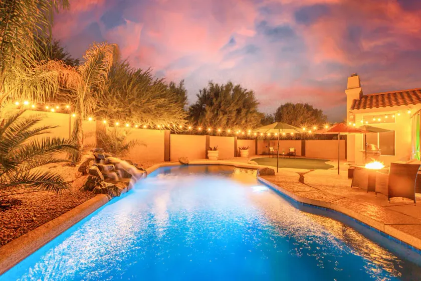 Nouvelle maison! Rare Villa Luxe Oasis Au Bord Du Lac. Niveau unique avec piscine chauffée et spa. - Image 1