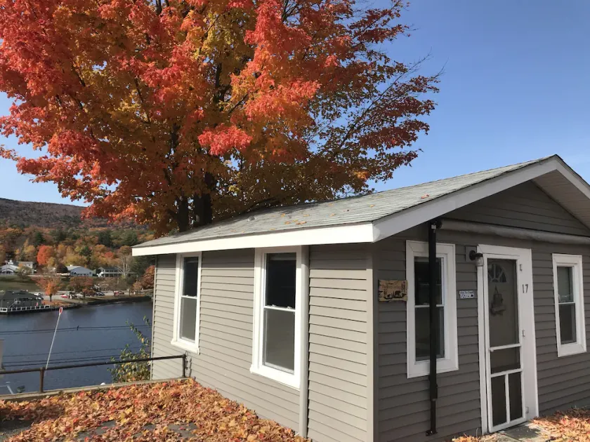 Cozy cottage get-away at Lake Winnipesaukee with swim access off dock - Image 1
