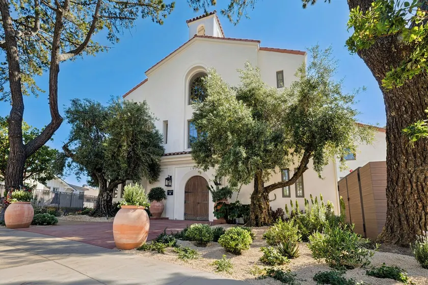 Casa Iglesia - Image 1