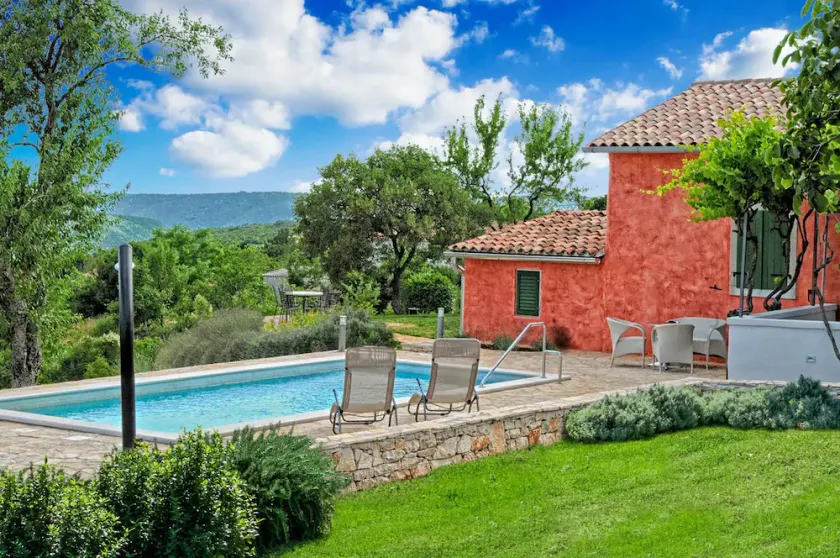 Fritliggende traditionelt hus med privat pool og have gratis WiFi - Image 1
