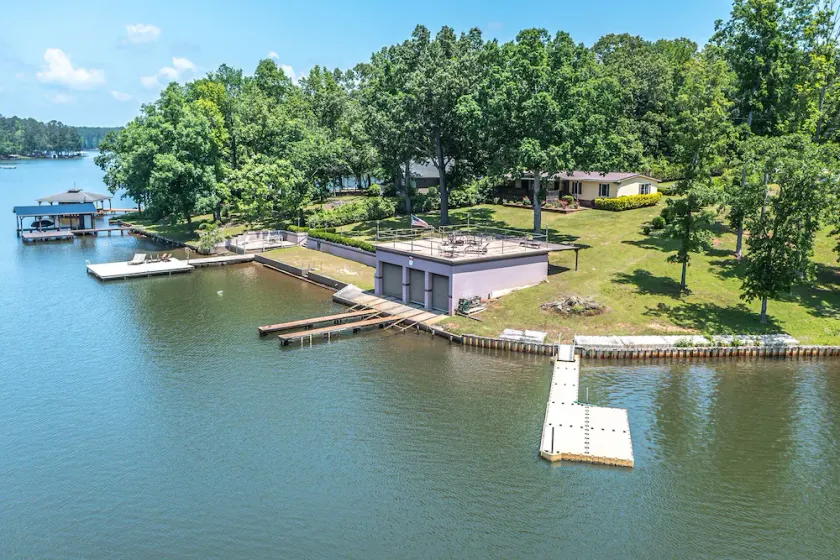 Island Creek Getaway + Party Pad med Gorgeous Lake & Sunset Views! - Image 1