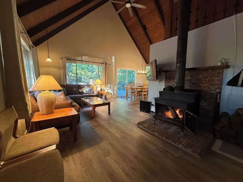 Blue Lake Chalet- 3 Bedroom + Loft/Pool Table in Arnold/Bear Valley (Pet-Friendly) - Image 1