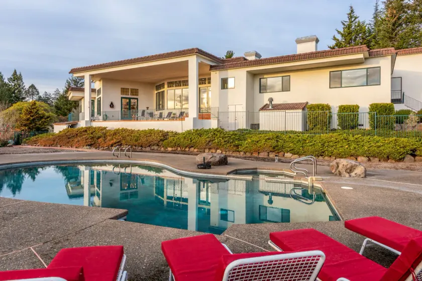 Newly remodeled wine country villa. Outstanding. Sleeps 16 - Image 1