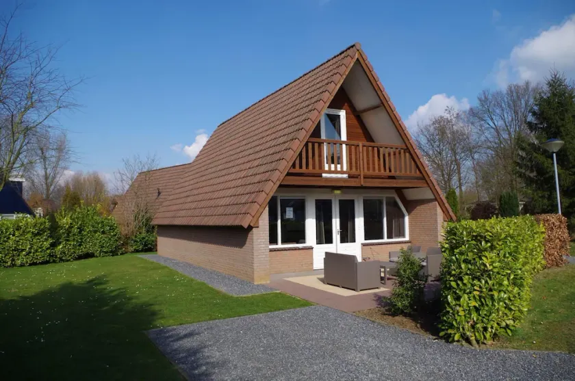 Detached bungalow with 3 bedrooms and a terrace - Image 1