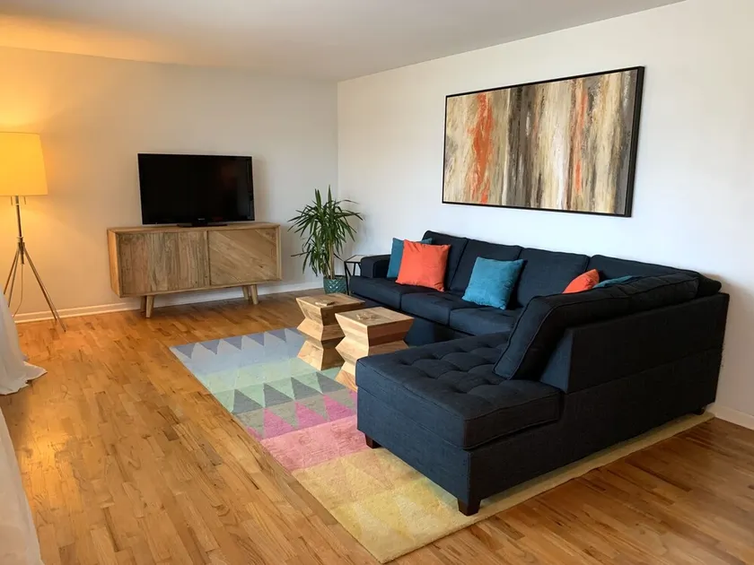 Welcome to Holiday House! Cozy, modern home 7 min. from the beach and wineries. - Image 1