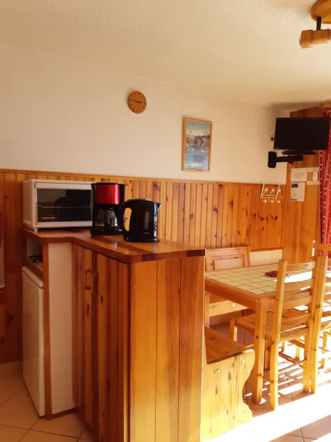 APARTMENT ON THE GROUND FLOOR FACING SOUTH NEAR THE SLOPES + PRIVATE PARKING - Image 1
