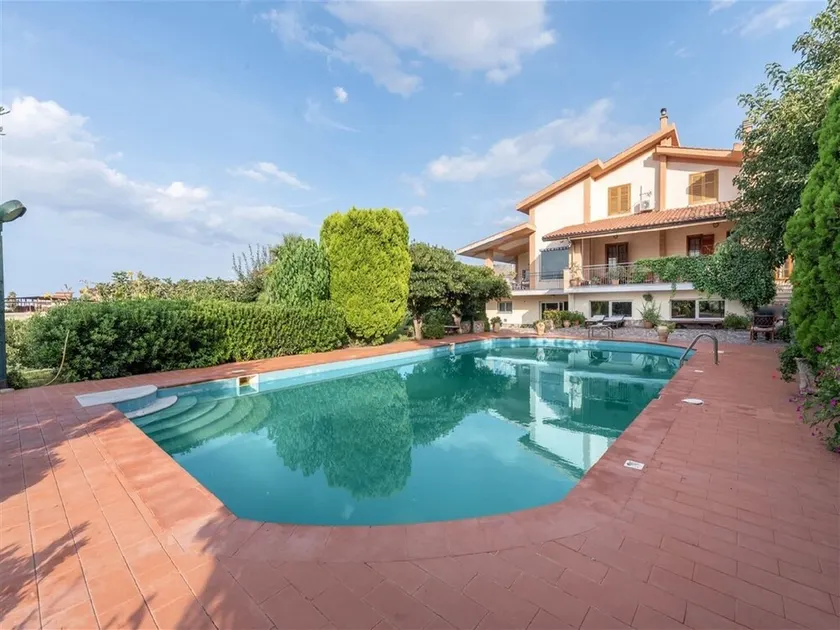 Villa with Pool, Pets & WiFi - Image 1