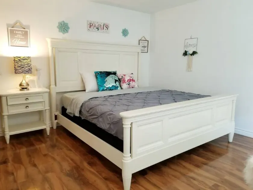 GRANDE CHAMBRE MAÎTRE AVEC ENTRÉE ET BAIN PRIVÉS - Image 1