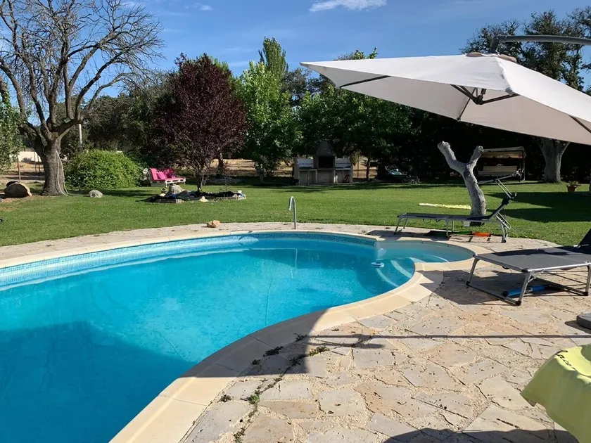 Great villa with pool and large garden in urbanization 15 minutes from Avila - Image 1