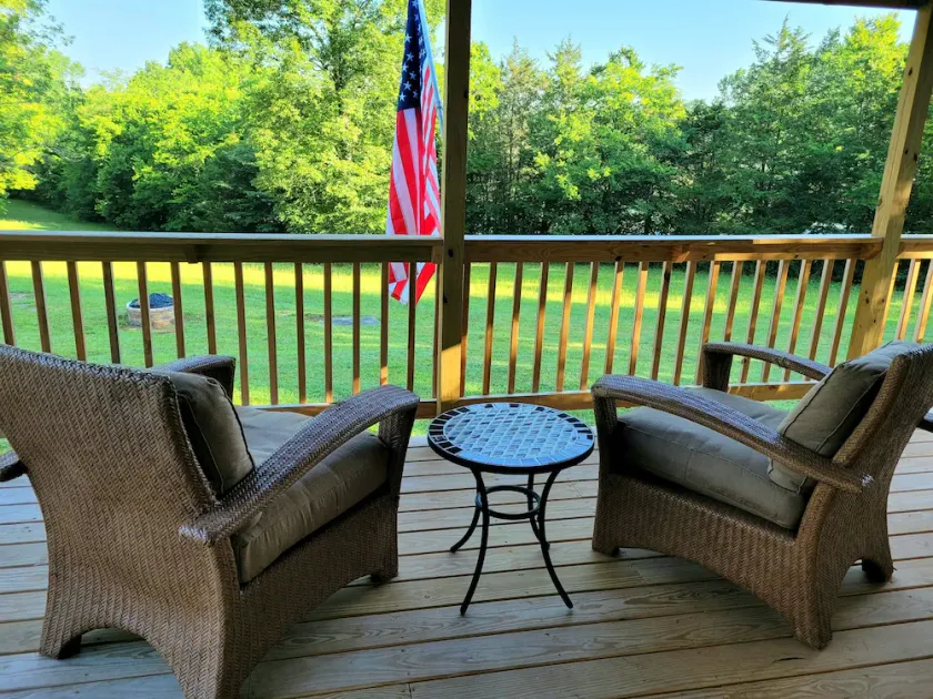London House Getaway @ Aly Farm–Relaxing Porch;Firepit;Long-Term Stays;Sleeps 4 - Image 1