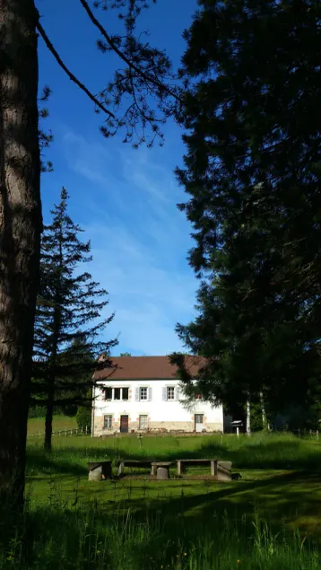 Property on the banks of the Sioule river in a small spa village in Auvergne - Image 1