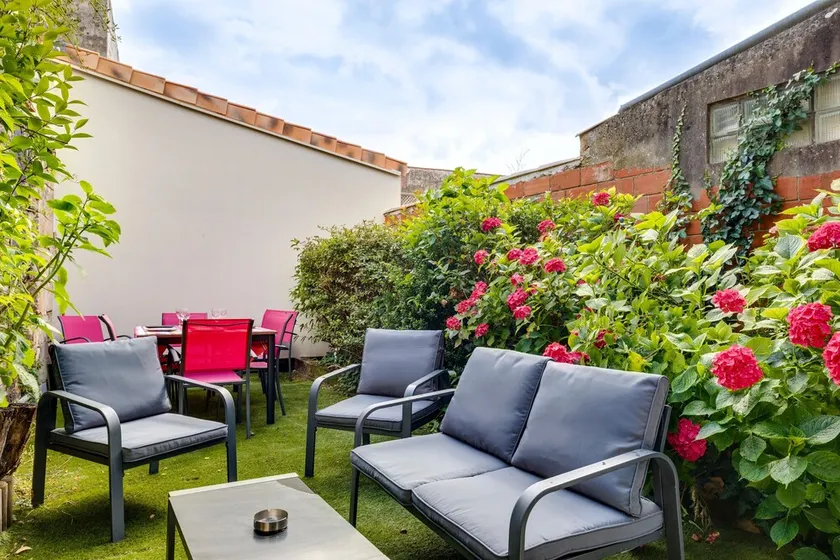 Holiday Home 'In Bordeaux, Air-Conditioned with Pool Table' with Private Terrace and AC - Image 1