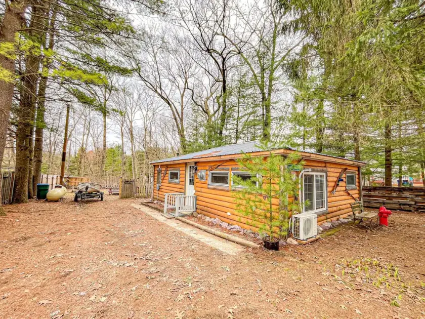 Private,backyard BBQ,campfire, kayak,fish,Wis Dells,UTV,hike,winery,swim,pets, - Image 1
