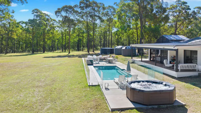 Lovedale Abode 13 bedrooms with heated pool & Acres - Image 1