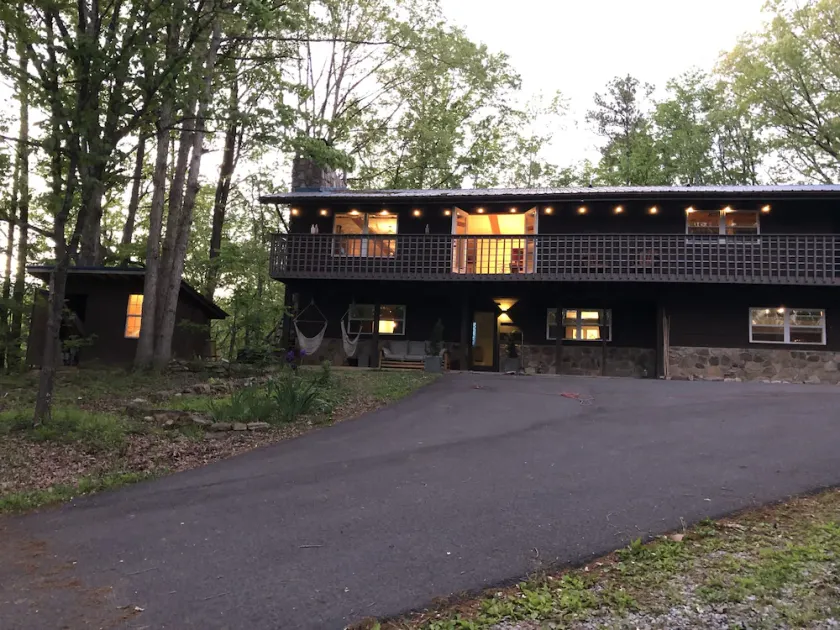 Spacious Mountaintop Lodge: près de tout, sauna, bain à remous et salle de jeux - Image 1