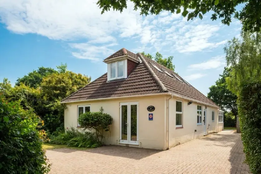 New Forest cottage, sleeps up to 10. Looks directly on to the Forest - Image 1