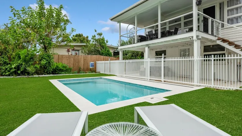 Large 2 bedroom house with pool - Image 1