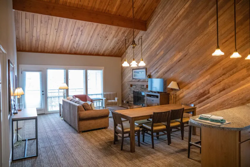 Beautiful 2 Bedroom, 2 bath Condo at the Seventh Mountain Resort.   - Image 1
