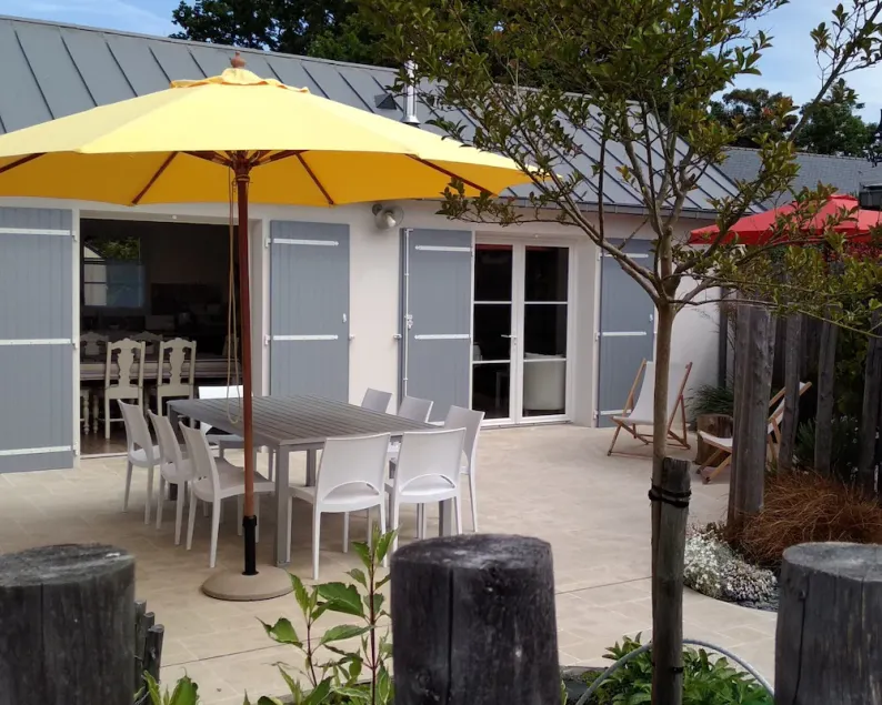 Casa nova em um nível com pátio interior fechado à privacidade - Image 1