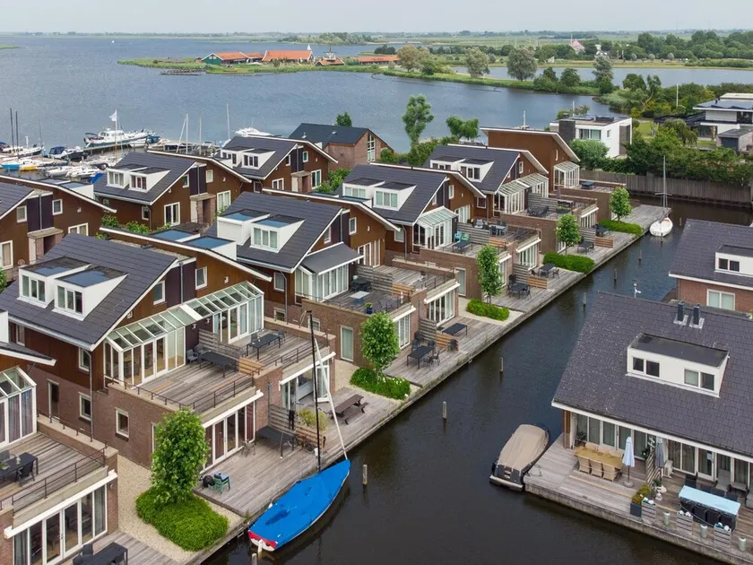 luxury apartment with waterside terrace - Image 1