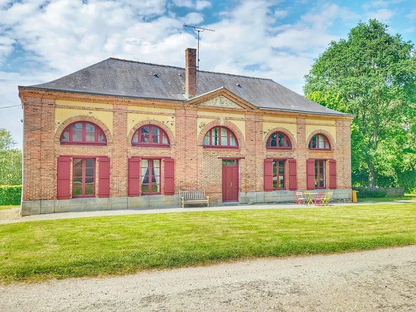 Landshus för 14 personer, i parken i ett slott från 1700-talet - Image 1