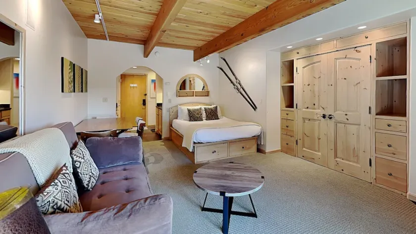 Timberline Deluxe Ski-in / ski-out Studio - Image 1